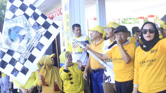 Ketua DPD II Partai Golkar Jeneponto Iksan Iskandar, melepas peserta jalan sehat, Minggu (16/10/2022). (Istimewa)