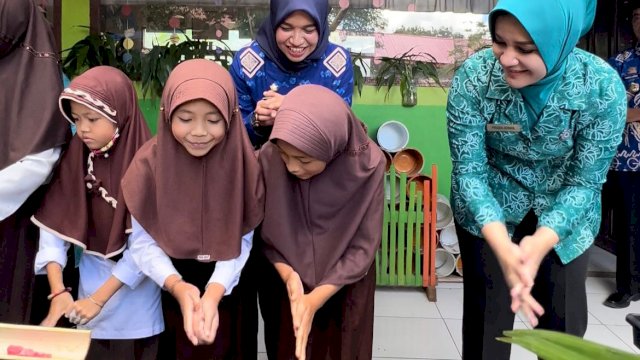 Ketua TP PKK Kabupaten Gowa Priska Paramita Adnan, saat memberikan edukasi kepada anak tentang pentingnya mencuci tangan menggunakan sabun. (Dok. Humas Gowa)