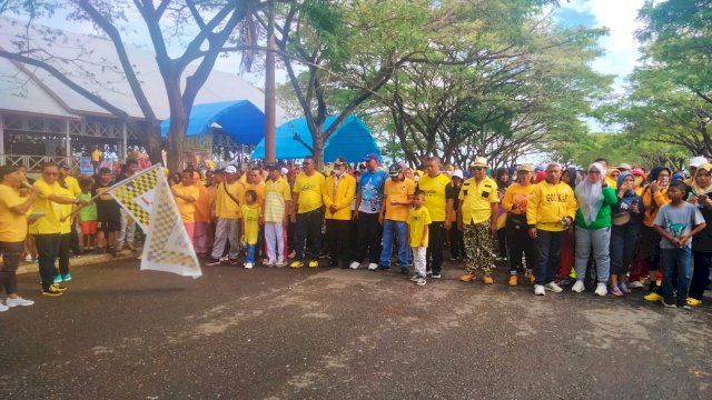 Ketua DPD II Golkar Kabupaten Muna, Muhamad Natsir Ido, saat melepas peserta jalan sehat santai, Minggu (16/10/2022). (Foto: Rustam/Republiknews.co.id)