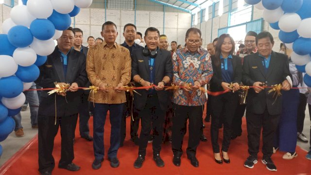 Wali Kota Makassar Moh. Ramdhan Pomanto, bersama jajaran Direksi Olympic Group saat melakukan pengguntingan pita yang menandai beroperasinya Pabrik Olymplast Makassar di Jalan Ir. Sutami, Minggu (16/10/2022). (Foto: Chaerani/Republiknews.co.id)