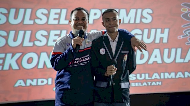 Gubernur Sulsel Andi Sudirman Sulaiman, merangkul salah satu siswa SMA saat Ramah Tamah Jalan Santai Anti Mager memperingati HUT ke-353 Sulsel, Minggu (16/10/2022). (Istimewa)