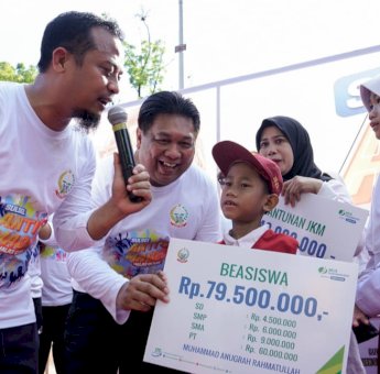 Gubernur Sulsel Serahkan Santunan dan Beasiswa dari SD – Perguruan Tinggi Bagi Anak Non-ASN Penyapu Jalan