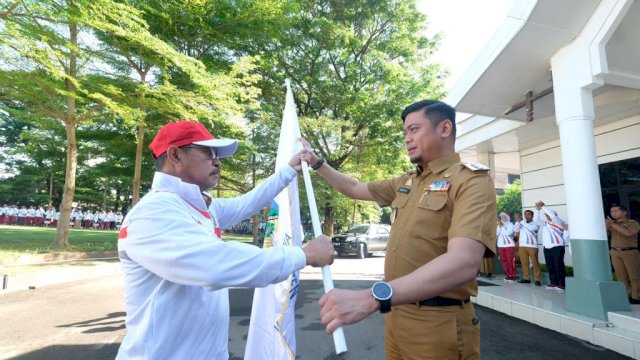 Bupati Gowa Adnan Purichta Ichsan, saat melepas secara resmi Kontingen Kabupaten Gowa, di Lapangan Upacara Kantor Bupati Gowa, Senin (17/10/2022). (Dok. Humas Gowa)