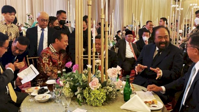 Gubernur Sulsel Andi Sudirman Sulaiman, duduk bersama Jusuf Kalla, Anies Baswedan dan Surya Paloh, saat menghadiri pernikahan anak Salim Segaf di Gedung Balai Sudirman Panti Prajurit, Jalan DR. Saharjo, Jakarta Selatan, Minggu (16/10/2022). (Istimewa)