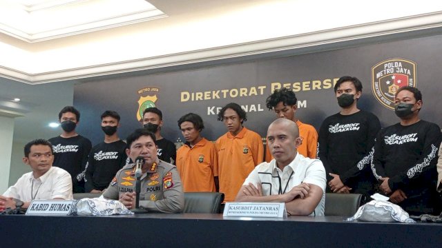 Kabid Humas Polda Metro Jaya Kombes Pol Endra Zulpan, menggelar Konferensi Pwrs terkait pembunuhan Sopir Taksi Online, Senin (17/10/2022). (Foto: Wahyu Widodo/Republiknews.co.id)