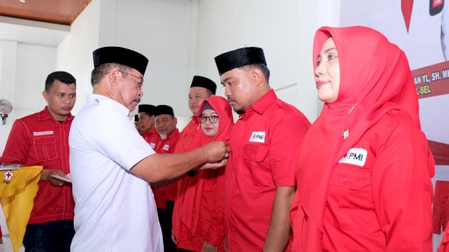 Ketua PMI Kabupaten Gowa Abd Rauf Malaganni saat melantik pengurus PMI kecamatan,