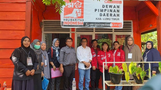 Foto bersama Bawasalu Luwu Timur, KPU Luwu Timur dan Parpol PSI Luwi Timur saat verifikasi faktual.