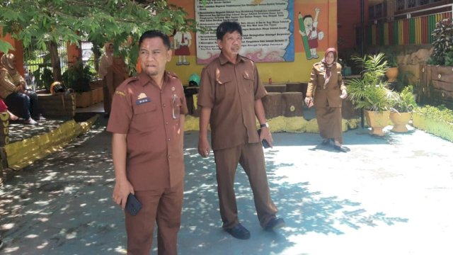 Ket : Kabid Dikdas Disdikbud Kota Parepare, Widin Wijaya bersama DLH turun melakukan pemantauan di sejumlah SD dan SMP yang menjadi Lokus Penilaian Adipura. (Istimewa)