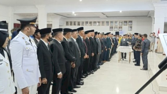 Bupati Muna LM Rusman Emba Saat melantik Pejabat Lingkup Kabupaten Muna, termasuk Sekwan, La Kore yang dapat penolakan seluruh anggota DPRD. (FOTO. Rustam/Republiknews.Co.Id)