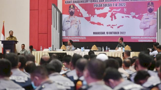 Gubernur Sulsel Andi Sudirman Sulaiman, memberikan arahan di hadapan ribuan Bhabinkamtibmas, Selasa (18/10/2022). (Istimewa)