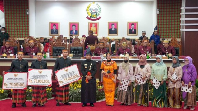 Beberapa Atlet Sea Games asal Sulsel berfoto dengan Gubernur Andi Sudirman Sulaiman dan Ketua DPRD Andi Ina Kartika Sari, usai menerima bonus, Rabu (19/10/2022). (Istimewa)