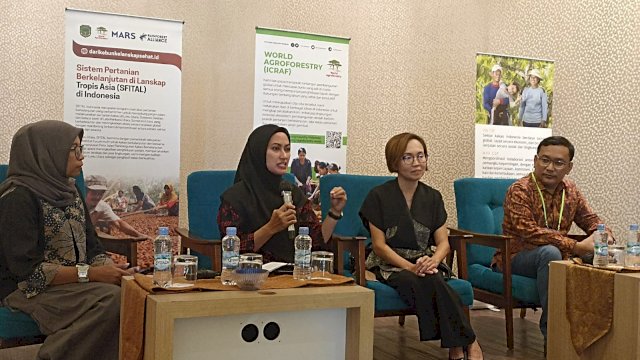 Bupati Luwu Utara Indah Putri Indriani (kedua kiri), didampingi World Agroforestry ICRAF, Principal Investigator SFITAL Beria Leimona (kedua kanan), dan Direktur Eksekutif Cocoa Sustainability Partnership (CSP) Wahyu Wibowo di sela-sela prescon Seminar Nasional "Kaka Berkelanjutan" di Four Points Hotel Makassar, Rabu (19/10/2022). (Chaerani/Republiknews.co.id)
