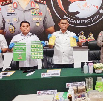 Polisi Grebek Pembuat Ekstasi Produksi Rumahan di Jakarta Timur