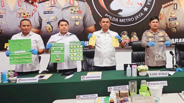 Dir Resnarkoba Polda Metro Jaya Kombes Pol Mukti Juharsa bersama Kabid Humas Kombes Pol Endra Zulpan dan jajaran Res Narkoba berhasil mengungkap kasus produksi ekstasi rumahan, Rabu (19/10/2022). (Foto: Wahyu Widodo/Republiknews.co.id)