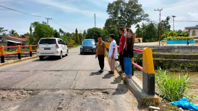 Anggota Komisi III DPRD Luwu Timur, Alpian saat mengecek kondisi jembatan Burau, Kecamatan Burau. (Istimewa)