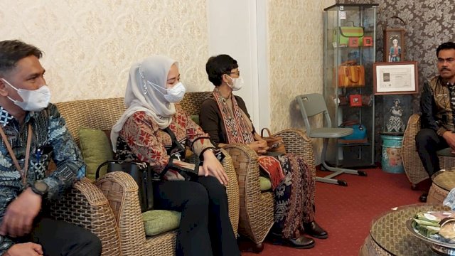 Kepala Dinas Perindustrian Provinsi Sulsel Ahmadi Akil, saat menerima Tim Dekranas Pusat di kantor Dekranasda Provinsi Sulsel, Kamis (20/10/2022). (Istimewa)