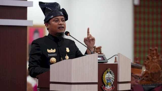 Gubernur Sulsel Andi Sudirman Sulaiman, memberikan sambutan saat Rapat Paripurna DPRD Peringatan HUT 353 Sulsel, Rabu (19/10/2022). (Istimewa)