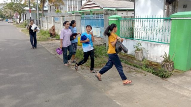 Kontingen Toraja Utara saat berjalan kaki ke toilet Masjid untuk Mandi. (Ist)