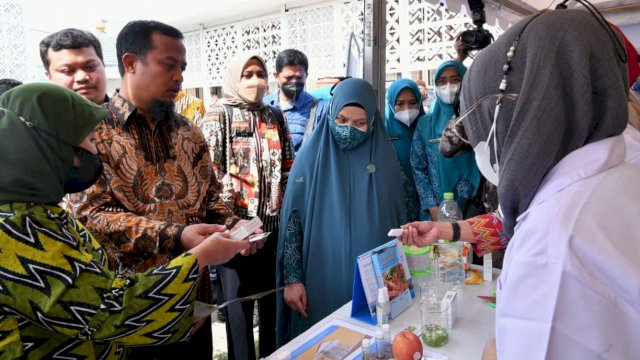 Gubernur Sulsel Andi Sudirman Sulaiman, bersama Ketua TP PKK Sulsel Naoemi Octarina, saat peembukaan Gerakan Pangan Murah di halaman Kantor TP-PKK Sulsel, Jalan Masjid Raya Makassar, Kamis (20/10/2022). (Istimewa)