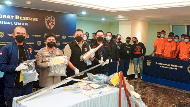 43 tersangka bentrok antar kelompok dan barang bukti diamankan di Polda Metro Jaya, Kamis (20/10/2022). (Foto: Wahyu Widodo / Republiknews.co.id)
