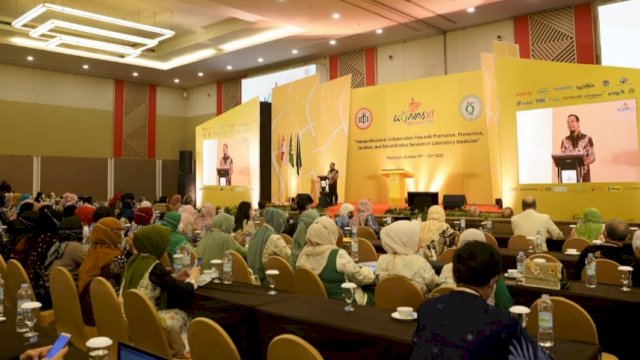 Gubernur Sulawesi Selatan Andi Sudirman Sulaiman, memberikan sambutan saat Kongres Nasional dan Pertemuan Ilmiah Tahunan Perhimpunan Dokter Spesialis Patologi Klinik dan Kedokteran Laboratorium Indonesia, Kamis (20/10/2022). (Istimewa)