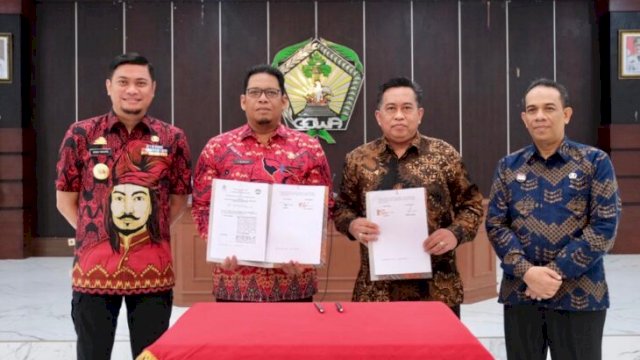 Bupati Gowa Adnan Purichta Ichsan saat melakukan penandatangan kerjasama dengan UIN Alauddin Makassar terkait pelaksanaan PPG untuk guru PAI di Kabupaten Gowa, kemarin. (Dok. Humas Pemkab Gowa)