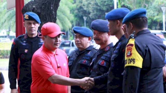 Kapolda Metro Jaya Irjen Pol Fadil Imran menyalami Personel Sat Brimob, Jumat (21/10/2022). (Istimewa)