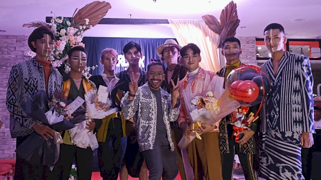 Founder Arlook Azhe Rachman (tengah) dengan beberapa produk Arlook yang ditampilkan di Show Case Arlook, di Hotel Royal Bay Makassar, Jumat (21/10/2022). (Foto: Chaerani / Republiknews.co.id)