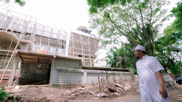 Gubernur Sulsel Andi Sudirman Sulaiman, saat meninjau progres pembangunan Masjid Nurul Amir yang berada pada kawasan Kantor Gubernur, Jum'at (21/10/2022). (Istimewa)
