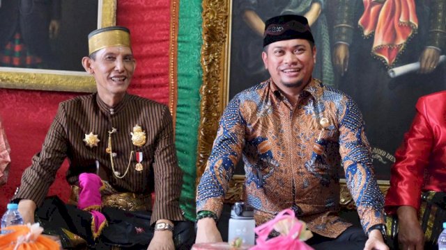 Bupati Gowa Adnan Purichta Ichsan, saat menghadiri Maudu Adaka Ri Gowa yang berlangsung di Museum Balla Lompoa. (Dok. Humas Gowa)