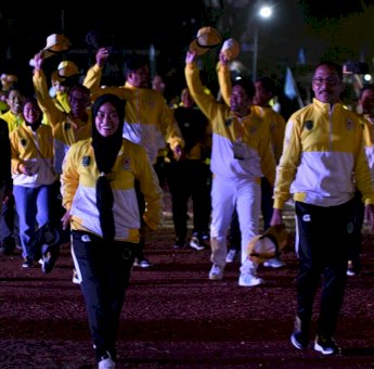 Didampingi Ketua DPRD, Bupati Luwu Utara Pimpin Langsung Defile Atlet di Porprov 2022