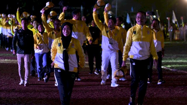 Bupati Luwu Utara Indah Putri Indriani, didampingi Ketua DPRD Luwu Utara Basir, memimpin langsung Defile Atlet Luwu Utara Porprov 2022 di Sinjai, Sabtu (23/10/2022). (Istimewa)