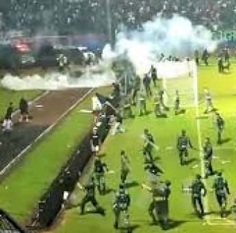 Tertidur di Stadion Kanjuruhan (3) Kok Polisi dari Malang Dilarang?