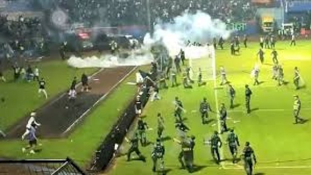 Tertidur di Stadion Kanjuruhan (3) Kok Polisi dari Malang Dilarang?