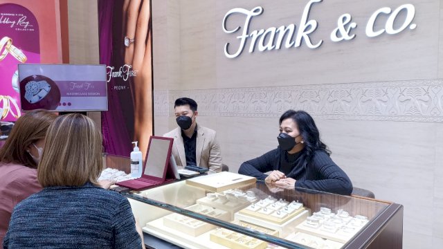 Pelanggan Frank & co. di store TSM Makassar saat melihat koleksi perhiasan berlian di sela-sela peresmiannya, Minggu (23/10/2022). (Foto: Chaerani/Republiknews.co.id)