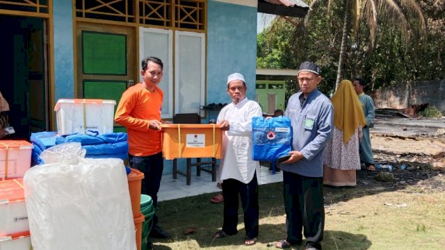 Tim dari BPBD Sulsel menyalurkan bantuan untuk korban kebakaran Pondok Pesantren Darul Arqam di Luwu Utara, Sabtu (22/10/2022). (Istimewa)