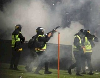 Tertidur di Stadion Kanjuruhan (4-Habis) Gas Air Mata pun Kejar ke Parkir Motor
