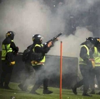 Tertidur di Stadion Kanjuruhan (4-Habis) Gas Air Mata pun Kejar ke Parkir Motor