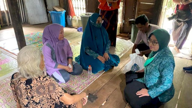 Pengurus PKK Sulsel saat menyalurkan bantuan sembako untuk warga kurang mampu, Jumat (21/10/2022). (Istimewa)