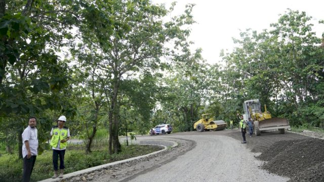 Gubernur Sulsel Andi Sudirman Sulaiman, meninjau progres pengerjaan jalan Ujung Lamuru - Palattae yang menghubungkan Kabupaten Bone dan Sinjai, Sabtu (22/10/2022). (Istimewa)