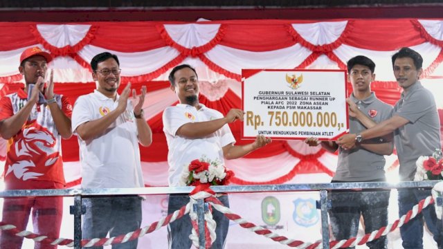 Gubernur Sulsel Andi Sudirman Sulaiman, memberikan bonus secara simbolis kepada PSM Makassar, Sabtu (22/10/2022). (Istimewa)