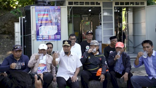 Gubernur Sulsel Andi Sudirman Sulaiman, mencoba minum Air Siap Minum di Desa Pulau Persatuan, Pulau Kanalo 2, Kecamatan Pulau Sembilan, Sinjai, Minggu (23/10/2022). (Istimewa)