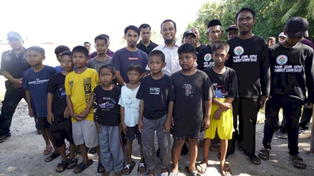 Gubernur Sulsel Andi Sudirman Sulaiman, bersama warga dan pemuda Pulau Kanalo 2, Kecamatan Pulau Sembilan, Kabupaten Sinjai, Minggu (23/10/2022). (Istimewa)