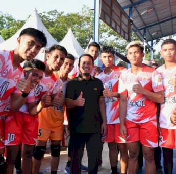 Saksikan Pertandingan Voli Porprov di Bulukumba, Gubernur Andi Sudirman Semangati Atlet