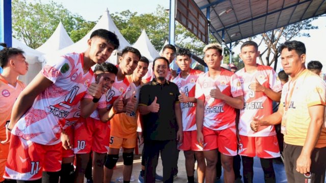 Gubernur Sulsel Andi Sudirman Sulaiman, bersama para atlet voli yang bertanding di Porprov Sulsel 2022 Kabupaten Bulukumba, Minggu (23/10/2022). (Istimewa)