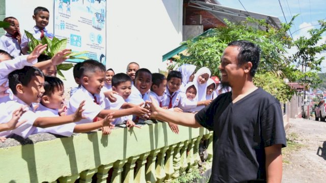 Gubernur Sulsel Andi Sudirman Sulaiman, menyalami puluhan Siswa dan Siawi SDN 163 Ara, Senin (24/10/2022). (Istimewa)