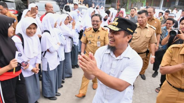 Gubernur Sulsel Andi Sudirman Sulaiman, disambut ratusan Siswa/Siswi SMA Negeri 1 Bulukumba, Senin (24/10/2022). (Istimewa)