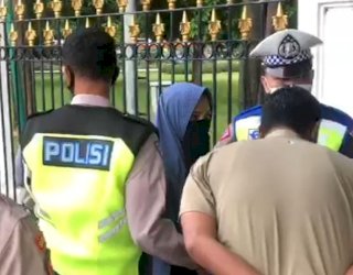 Wanita Bersenjata Api di Depan Istana Negara Mengaku Ingin Ketemu Presiden Jokowi