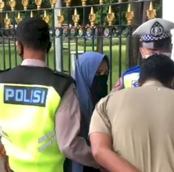 Wanita Bersenjata Api di Depan Istana Negara Mengaku Ingin Ketemu Presiden Jokowi