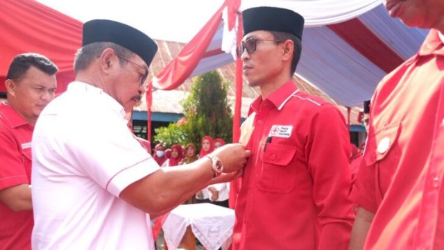 Ketua PMI Kabupaten Gowa Abd Rauf Malaganni saat melantik pengurus kecamatan, kemarin. (Dok. Humas Pemkab Gowa)